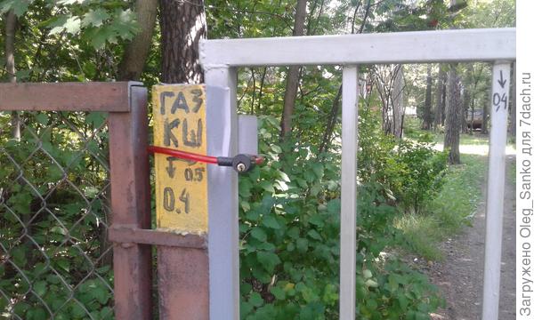 К замку прилагается два ключа.