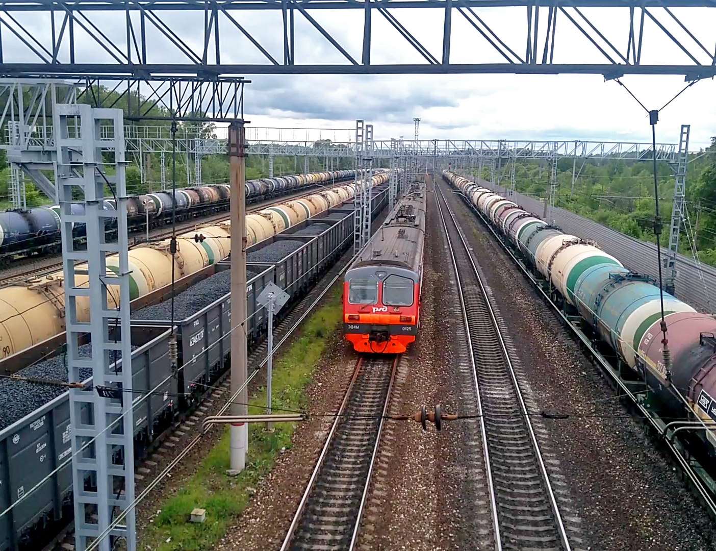 Станция Полянки. Вид с пешеходного моста