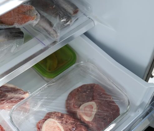 Чем вывести запах тухлого мяса из холодильника проверенное