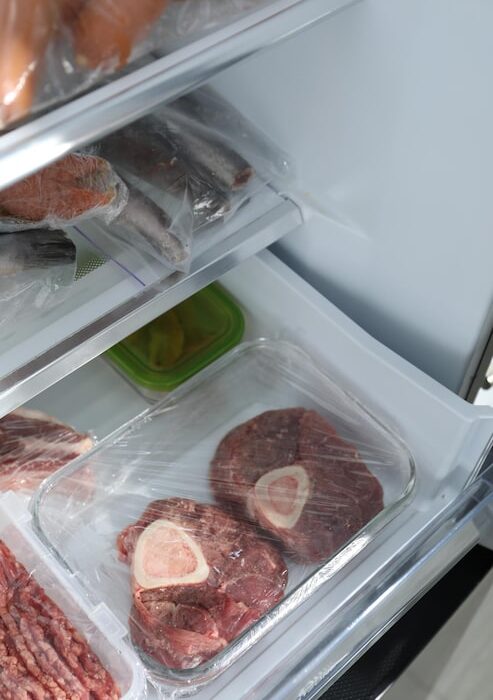 Чем вывести запах тухлого мяса из холодильника проверенное