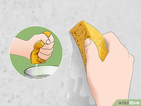 Step 5 Протрите стену влажной губкой, чтобы убрать с нее пыль.